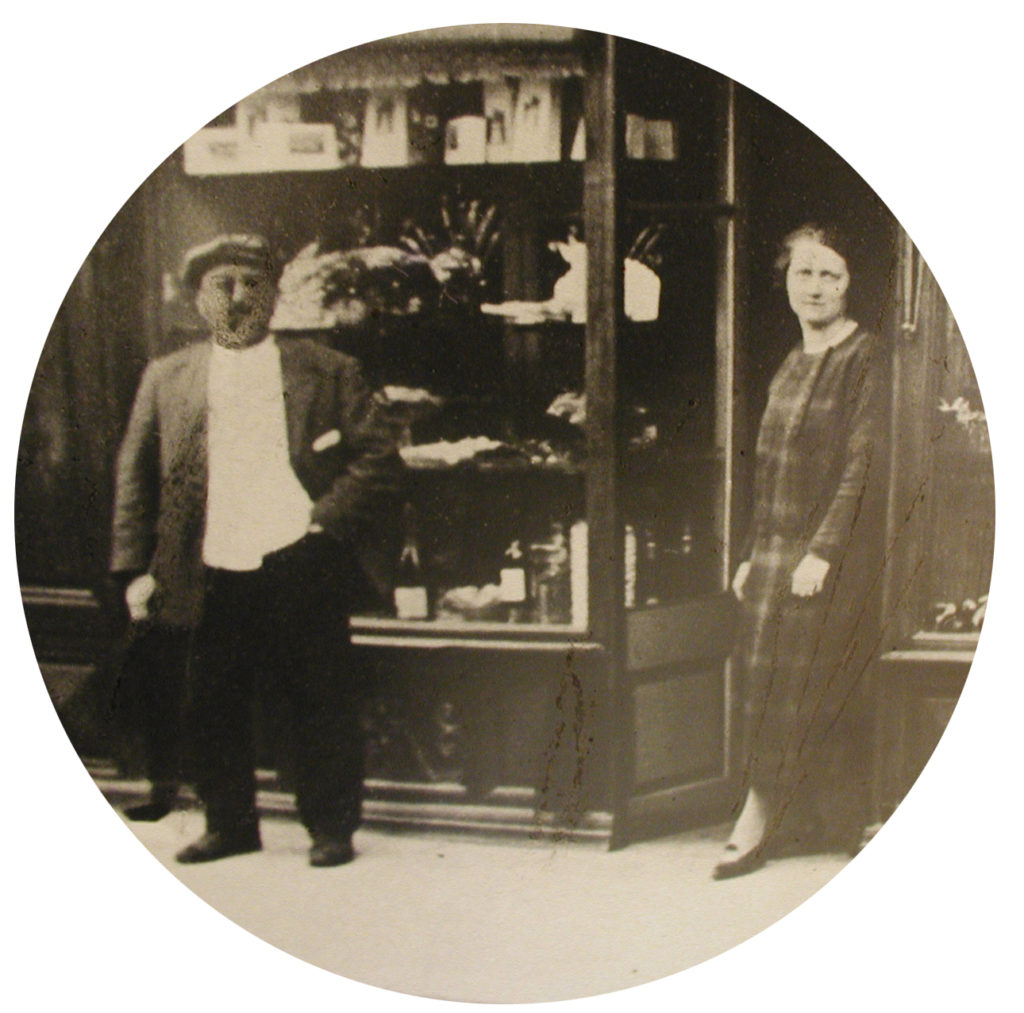 Emile et Olympe Jouvenal devant leur magasin