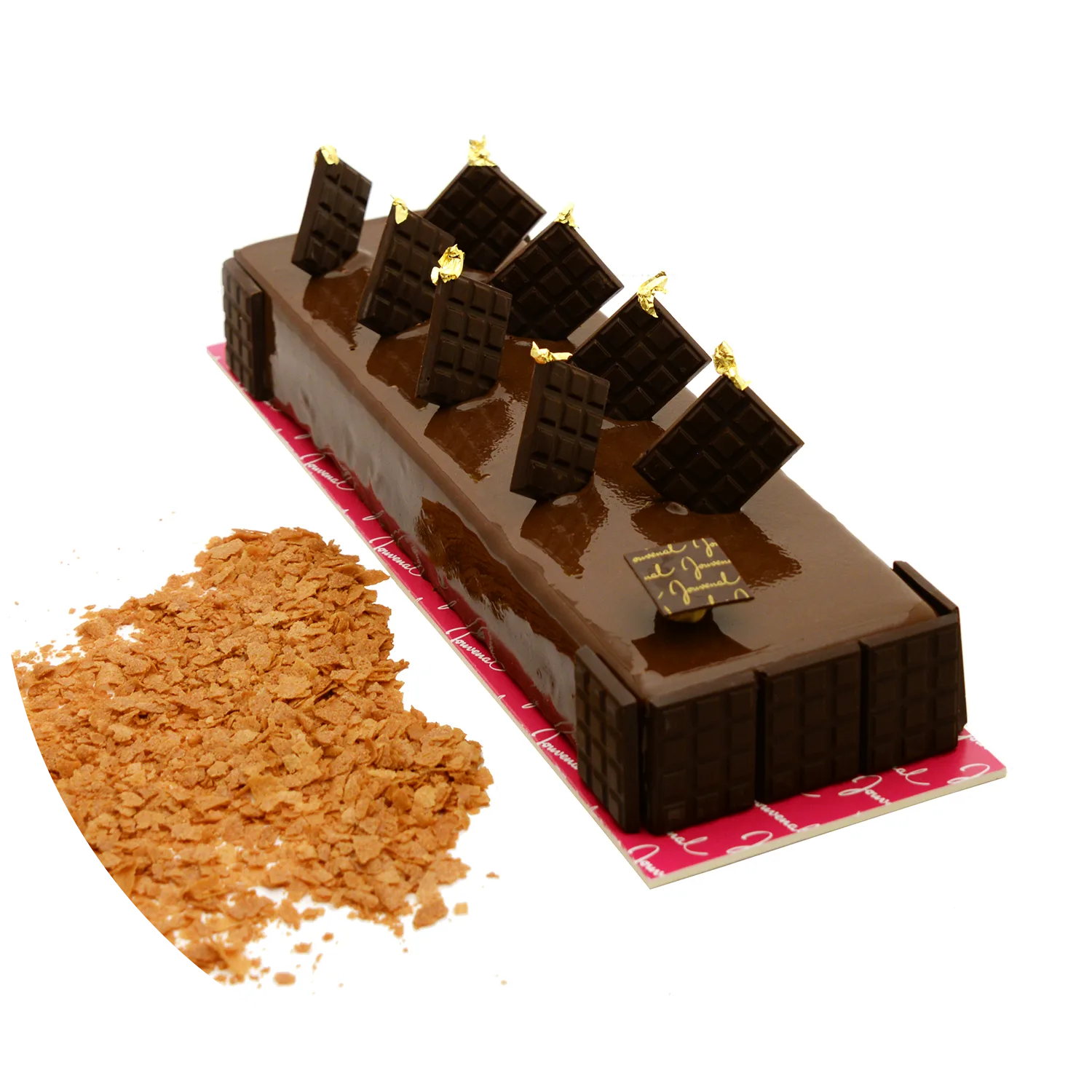 Une pâtisserie élégante avec une base dorée et croustillante, recouverte d’une mousse aérienne au chocolat, décorée avec finesse.