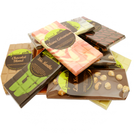 un assortiment de différentes tablettes de chocolat de la chocolaterie Jouvenal. Chaque tablette propose des saveurs uniques, parfaites pour les amateurs de chocolat artisanal souhaitant découvrir une variété de goûts et d'arômes.