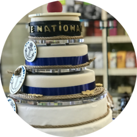 Un gâteau décoré selon les souhaits du client, avec une présentation soignée, mettant en valeur sa texture moelleuse et ses ingrédients créatifs.
