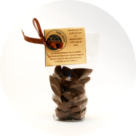 Une présentation élégante des chocolats dans un emballage simple et soigné.