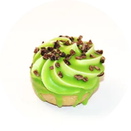Un gâteau élégant et moelleux, décoré subtilement, reflétant les saveurs riches de la liqueur de Chartreuse, parfait pour toutes les occasions spéciales.