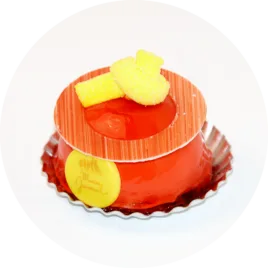 Une portion élégante du gâteau Cindy, soigneusement dressée, mettant en avant ses détails raffinés et son côté gourmand.