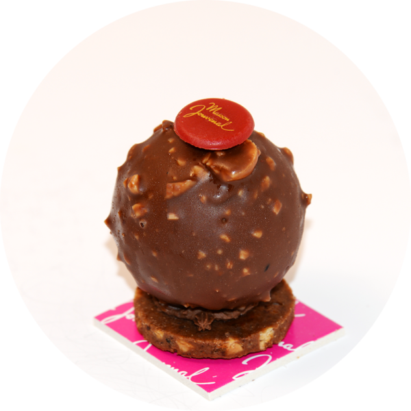 Une présentation élégante mettant en valeur l'Alhambra avec ses couches riches en chocolat et sa finition sophistiquée.