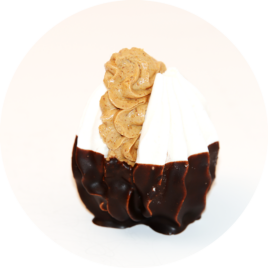Une élégante présentation mettant en valeur la texture aérienne de la meringue et la richesse du praliné, avec une finition au chocolat noir brillant et gourmand.