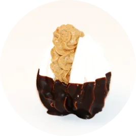 Une élégante présentation mettant en valeur la texture aérienne de la meringue et la richesse du praliné, avec une finition au chocolat noir brillant et gourmand.
