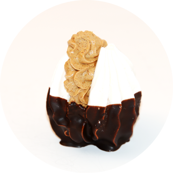 Une élégante présentation mettant en valeur la texture aérienne de la meringue et la richesse du praliné, avec une finition au chocolat noir brillant et gourmand.