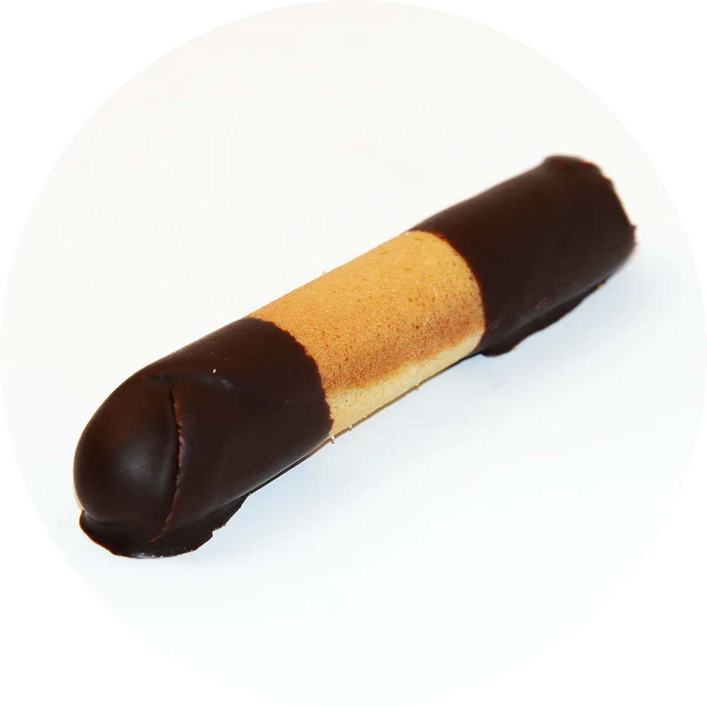 Un dessert raffiné présenté avec soin, mettant en valeur la texture croquante de sa base et l'élégance de sa garniture.
