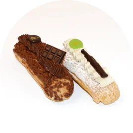 Une vue appétissante de l'éclair, mettant en avant sa garniture onctueuse et son glaçage brillant, dressé avec soin pour une présentation élégante.