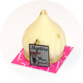 la portion de gâteau Mystère avec un décor simple et épuré, mettant l'accent sur le côté intrigant de cette création.