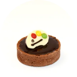 Une tarte élégamment présentée, mettant en valeur sa ganache chocolat brillante et sa pâte dorée, avec un dressage raffiné qui évoque la gourmandise.
