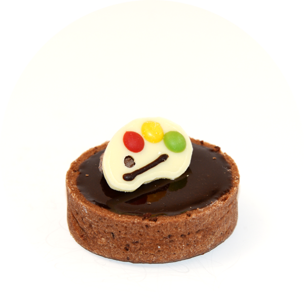 Une tarte élégamment présentée, mettant en valeur sa ganache chocolat brillante et sa pâte dorée, avec un dressage raffiné qui évoque la gourmandise.