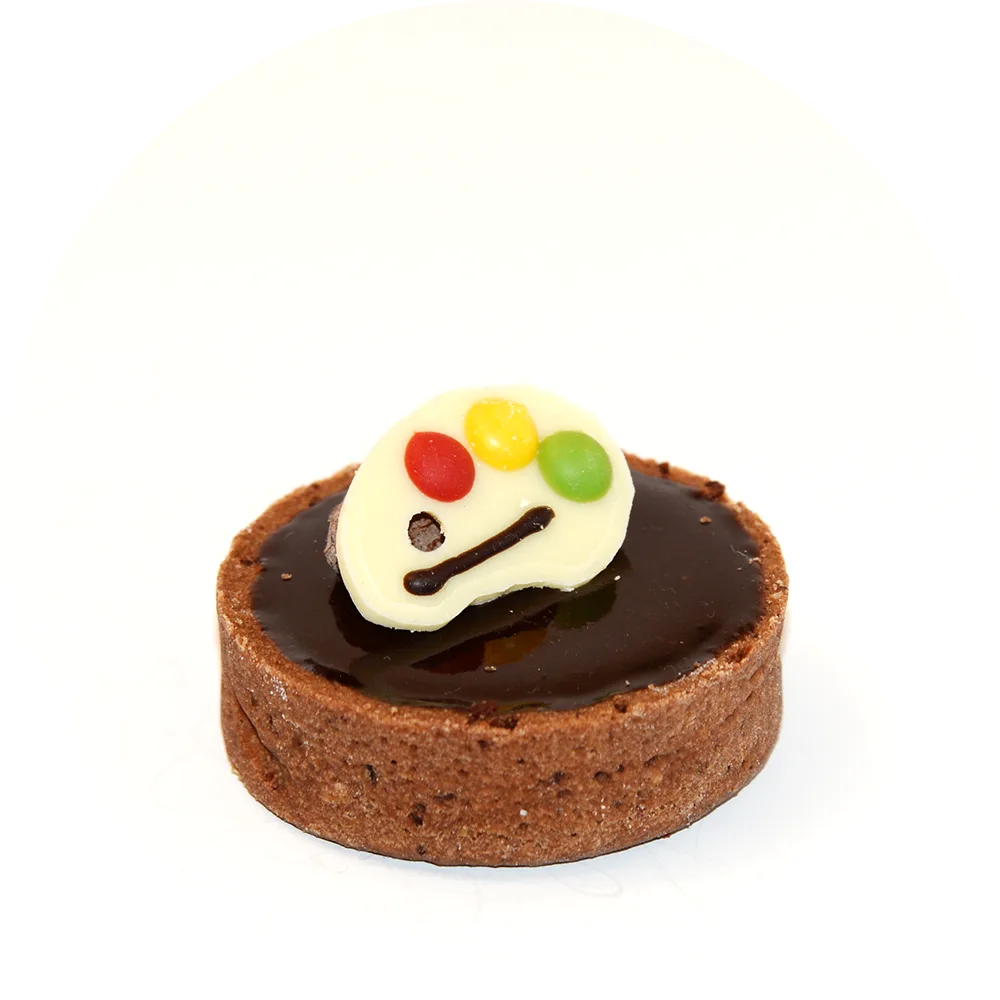Une tarte élégamment présentée, mettant en valeur sa ganache chocolat brillante et sa pâte dorée, avec un dressage raffiné qui évoque la gourmandise.