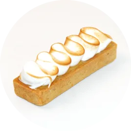 Une portion de tarte au citron élégamment dressée, avec une meringue dorée et un décor minimaliste, mettant en avant son aspect artisanal et raffiné.
