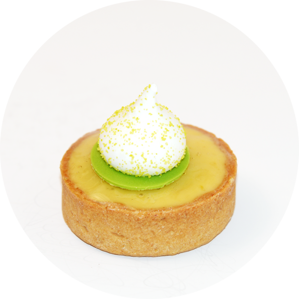 Une tarte joliment dressée, mettant en avant sa texture onctueuse et sa croûte dorée, accompagnée de détails qui témoignent du savoir-faire artisanal.