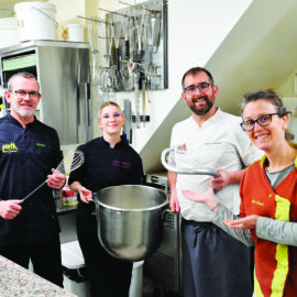 Anne-Laure et Franck Jouvenal et deux pâtissiers vous invitent à la visite d'entreprise